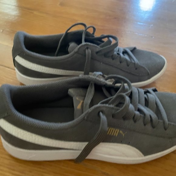 EUC Barely Worn PUMA Women's Suede Classic Sneaker Dark Gray and White  7.5 - Picture 2 of 4